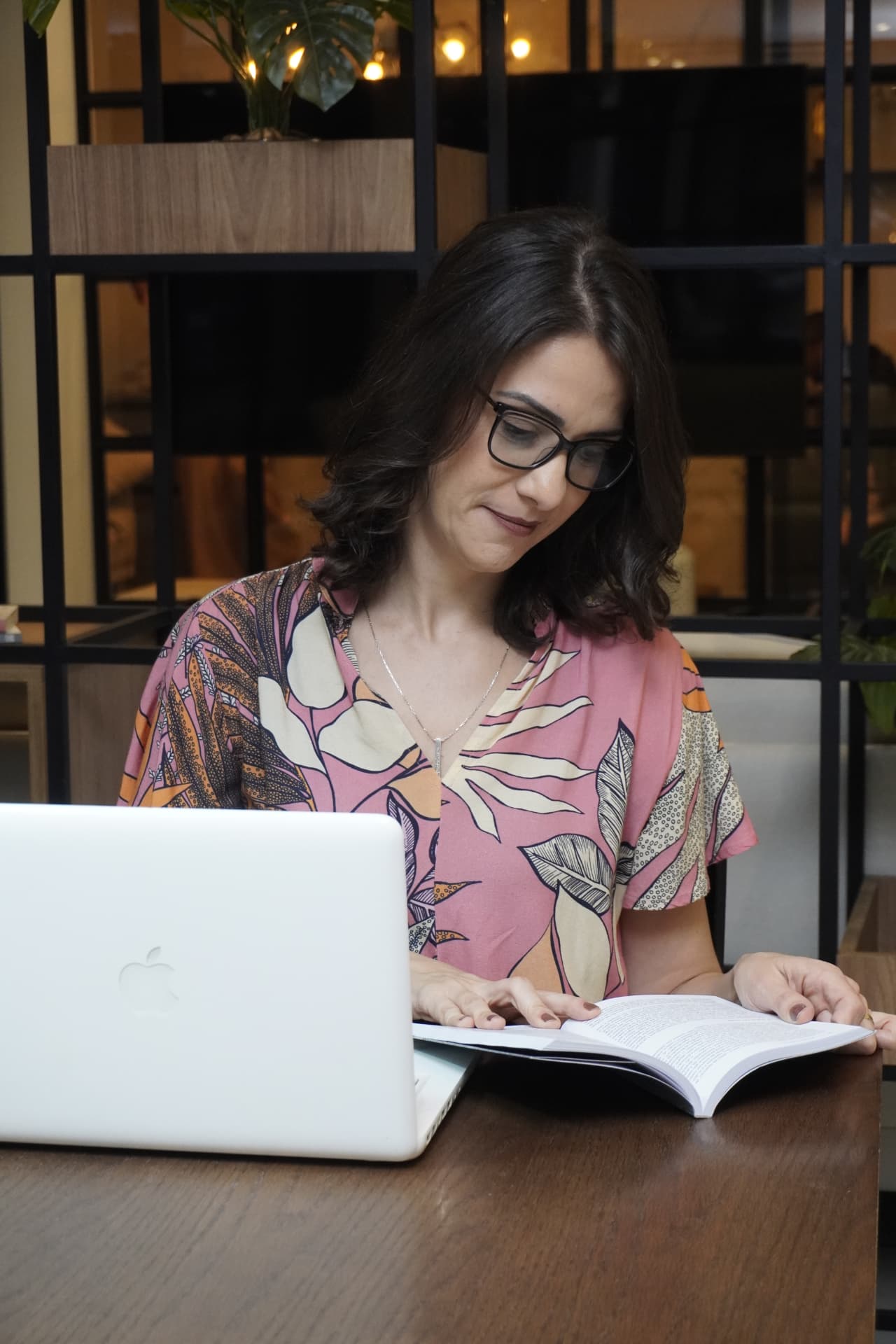 Lenita estudando e criando as coleções da Pipoca Sapeca